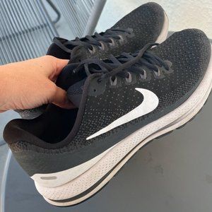 Nike Air Zoom Running Shoes Vomero 13 Like New